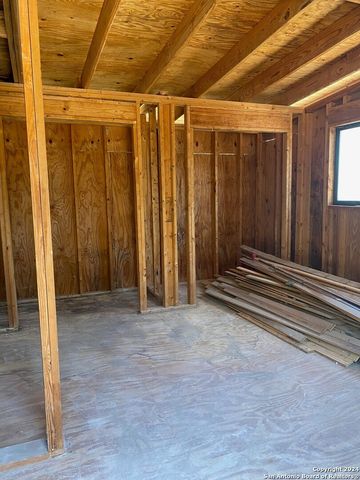 186 oak ridge, Center Point, TX 78010