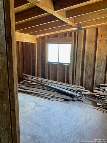 186 oak ridge, Center Point, TX 78010