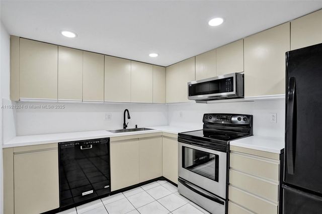 2500 Parkview Dr 1811, Hallandale Beach, FL 33009