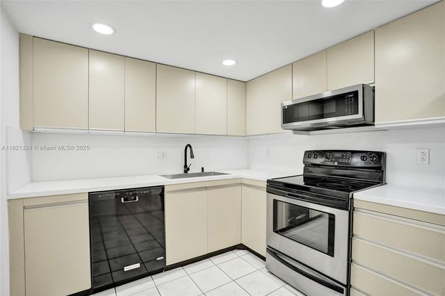 2500 Parkview Dr 1811, Hallandale Beach, FL 33009