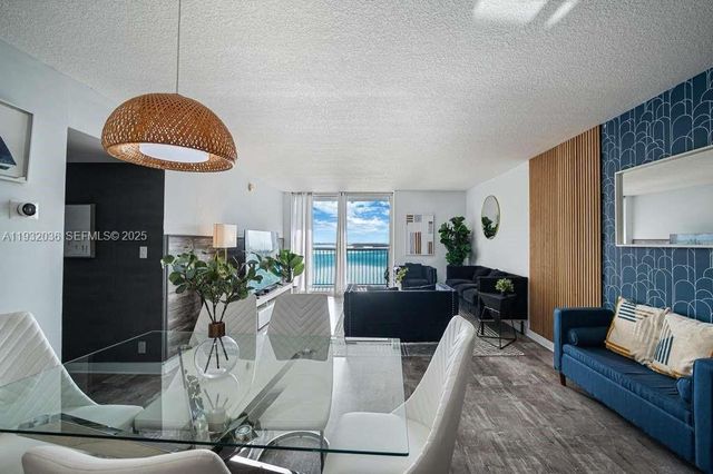 1200 Brickell Bay Dr 2202, Miami, FL 33131