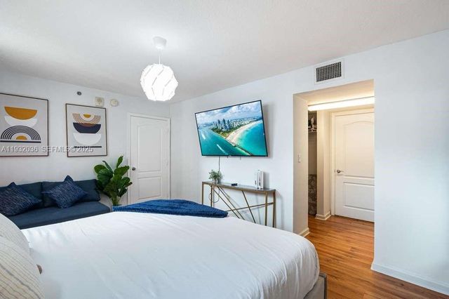 1200 Brickell Bay Dr 2202, Miami, FL 33131