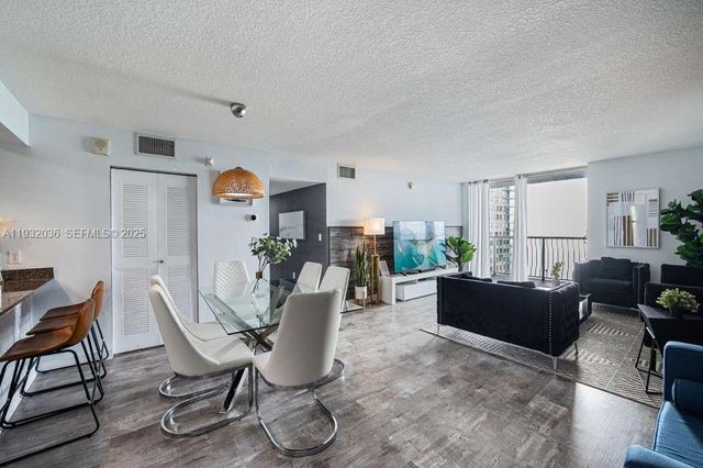 1200 Brickell Bay Dr 2202, Miami, FL 33131