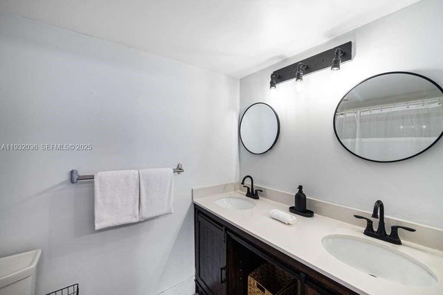 1200 Brickell Bay Dr 2202, Miami, FL 33131