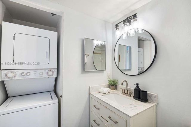 1200 Brickell Bay Dr 2202, Miami, FL 33131