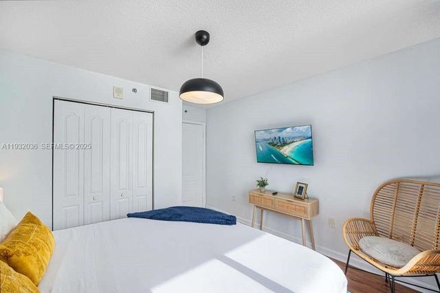 1200 Brickell Bay Dr 2202, Miami, FL 33131