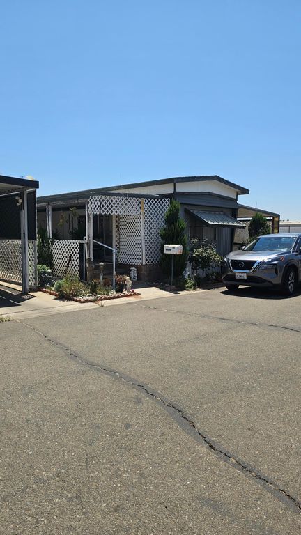 690 W Hermosa Street 20, Lindsay, CA 93247