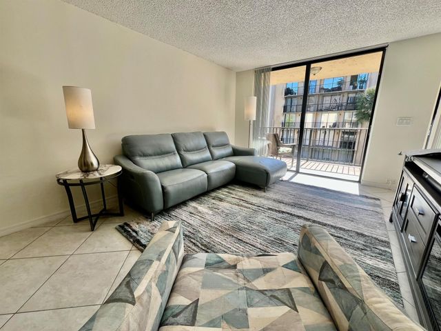 3590 Blue Lake Drive 304, Pompano Beach, FL 33064