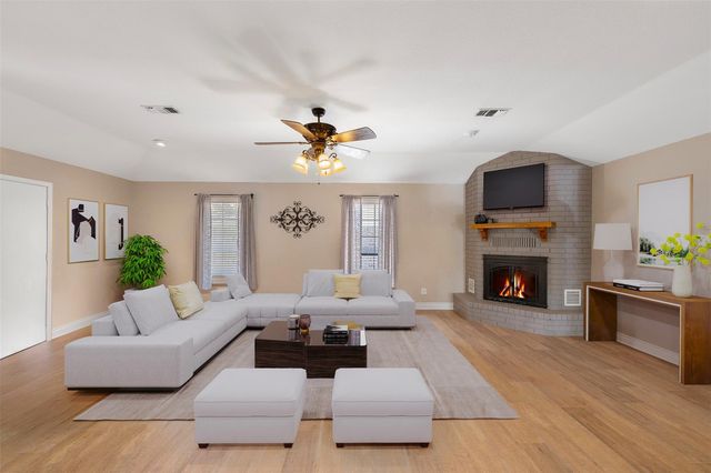 107 Memorial Lane, Columbus, TX 78934