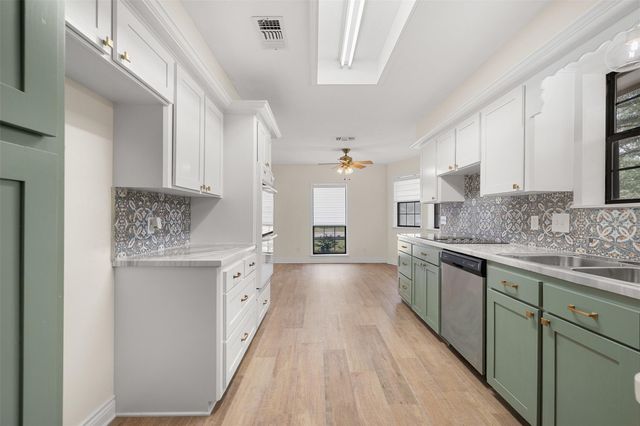 107 Memorial Lane, Columbus, TX 78934