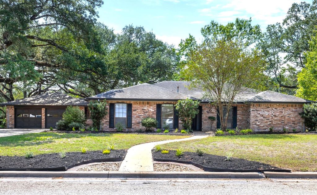 107 Memorial Lane, Columbus, TX 78934