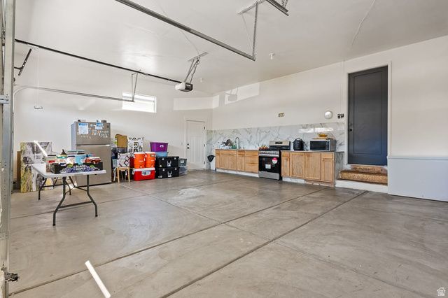 7094 W MOOREPARK PL, West Jordan, UT 84081