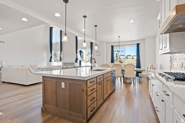 7094 W MOOREPARK PL, West Jordan, UT 84081