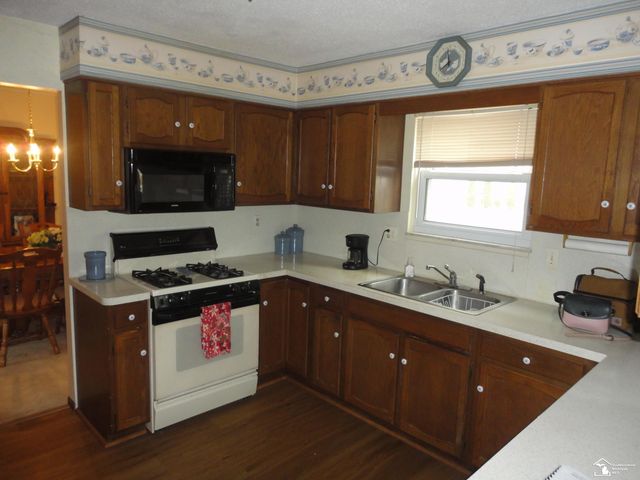 800 N Roessler Street, Monroe, MI 48162