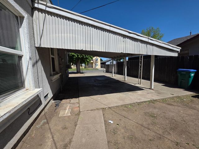 1810 E Flora St, Stockton, CA 95205