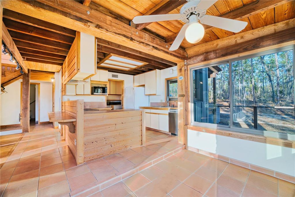 Image 13 of property listing at 123 MASON LAKE TRAIL, Hawthorne, FL 32640