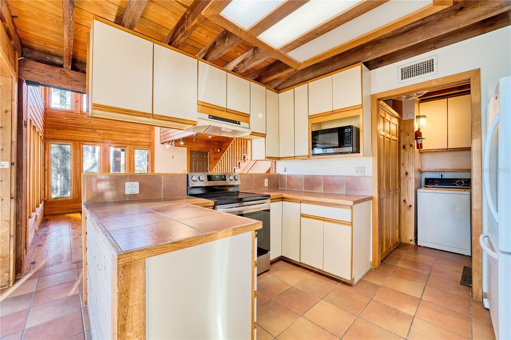 Image 14 of property listing at 123 MASON LAKE TRAIL, Hawthorne, FL 32640