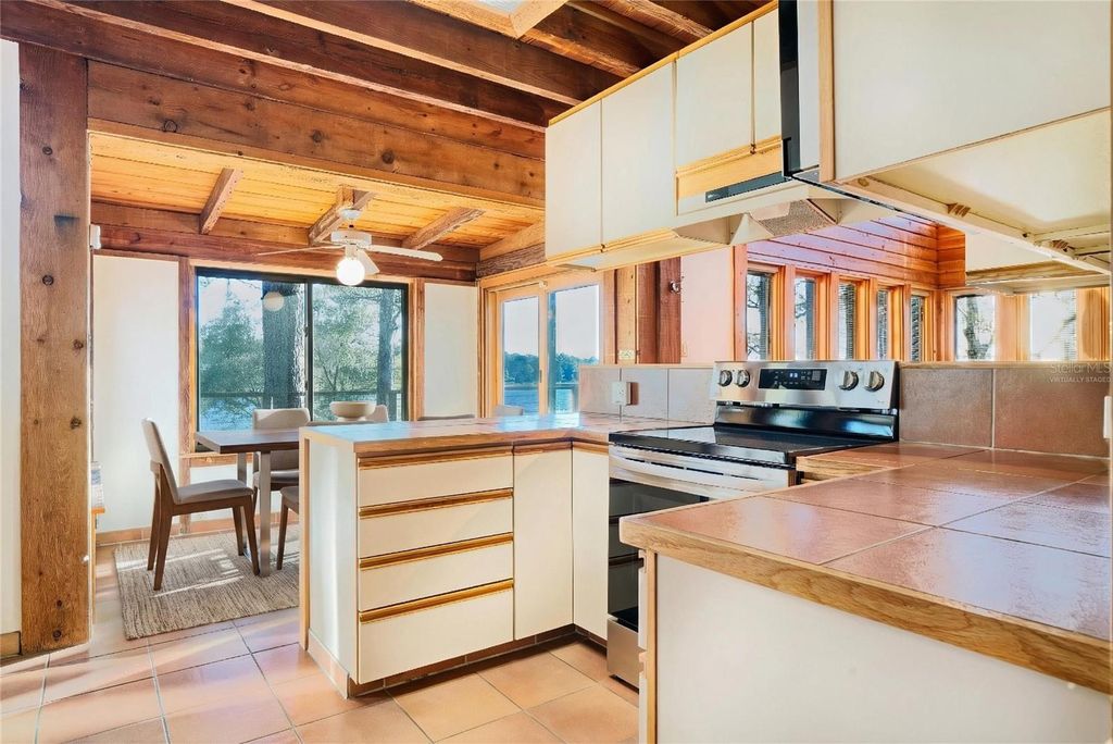 Image 15 of property listing at 123 MASON LAKE TRAIL, Hawthorne, FL 32640