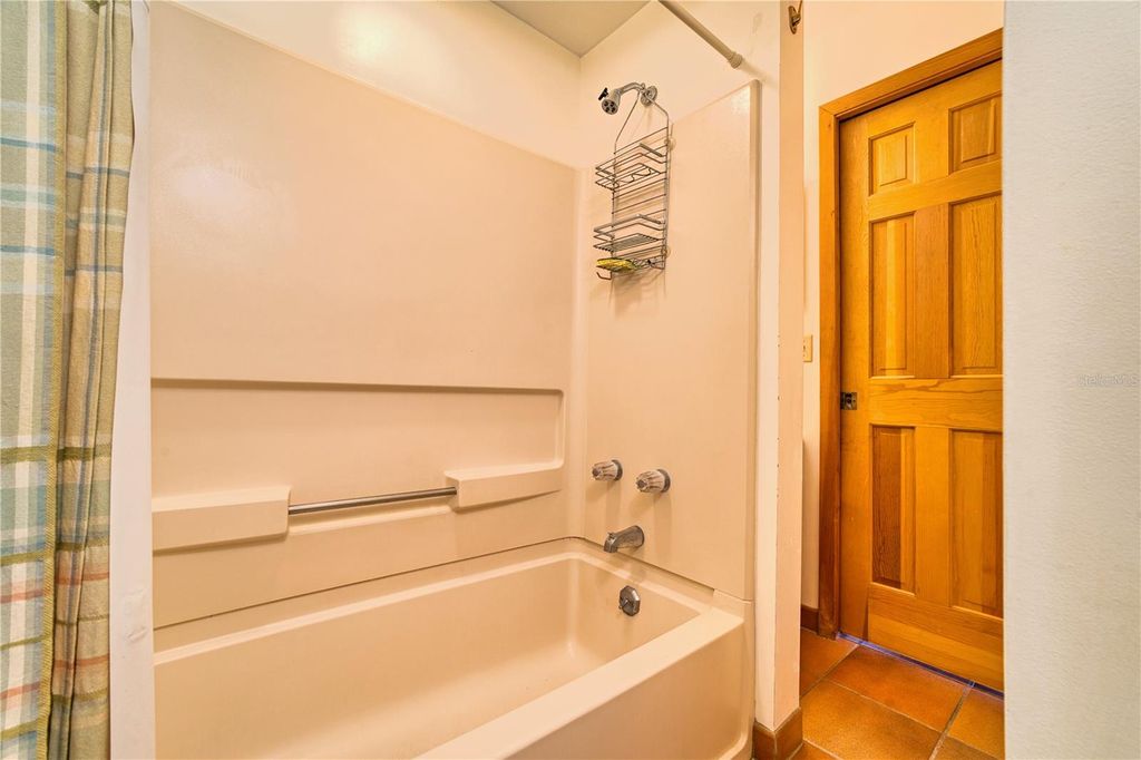 Image 23 of property listing at 123 MASON LAKE TRAIL, Hawthorne, FL 32640