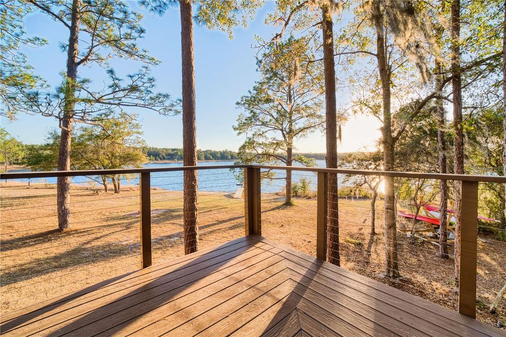 Image 5 of property listing at 123 MASON LAKE TRAIL, Hawthorne, FL 32640