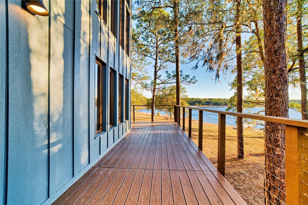 Image 6 of property listing at 123 MASON LAKE TRAIL, Hawthorne, FL 32640