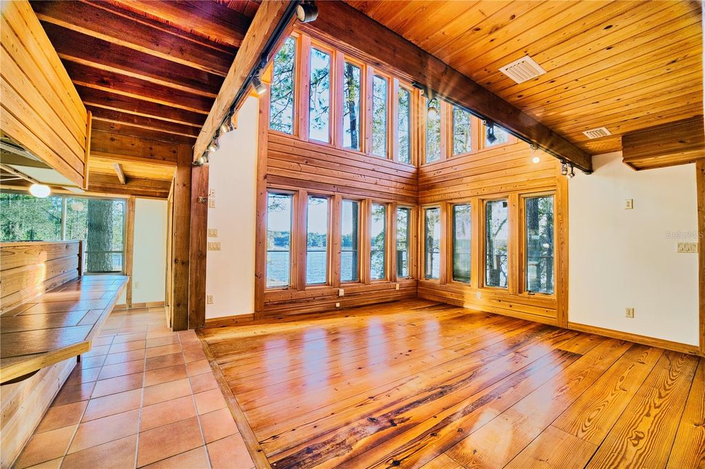 Image 10 of property listing at 123 MASON LAKE TRAIL, Hawthorne, FL 32640