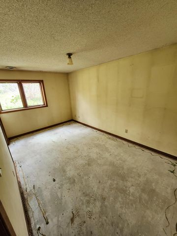 21391 Rum River Drive, Oak Grove, MN 55303