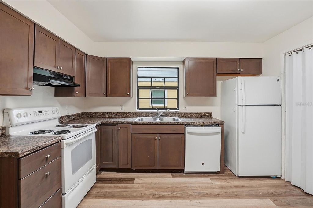 Image 6 of property listing at 729/731 SUNBRIGHT DRIVE, Seffner, FL 33584