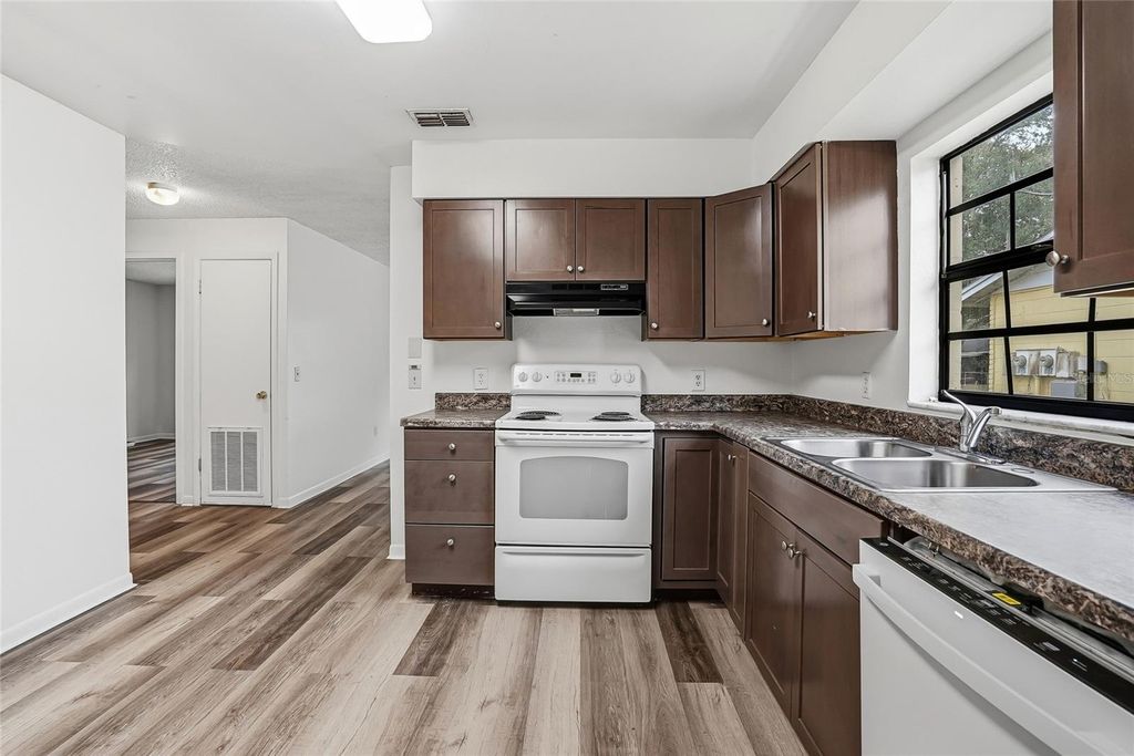 Image 7 of property listing at 729/731 SUNBRIGHT DRIVE, Seffner, FL 33584