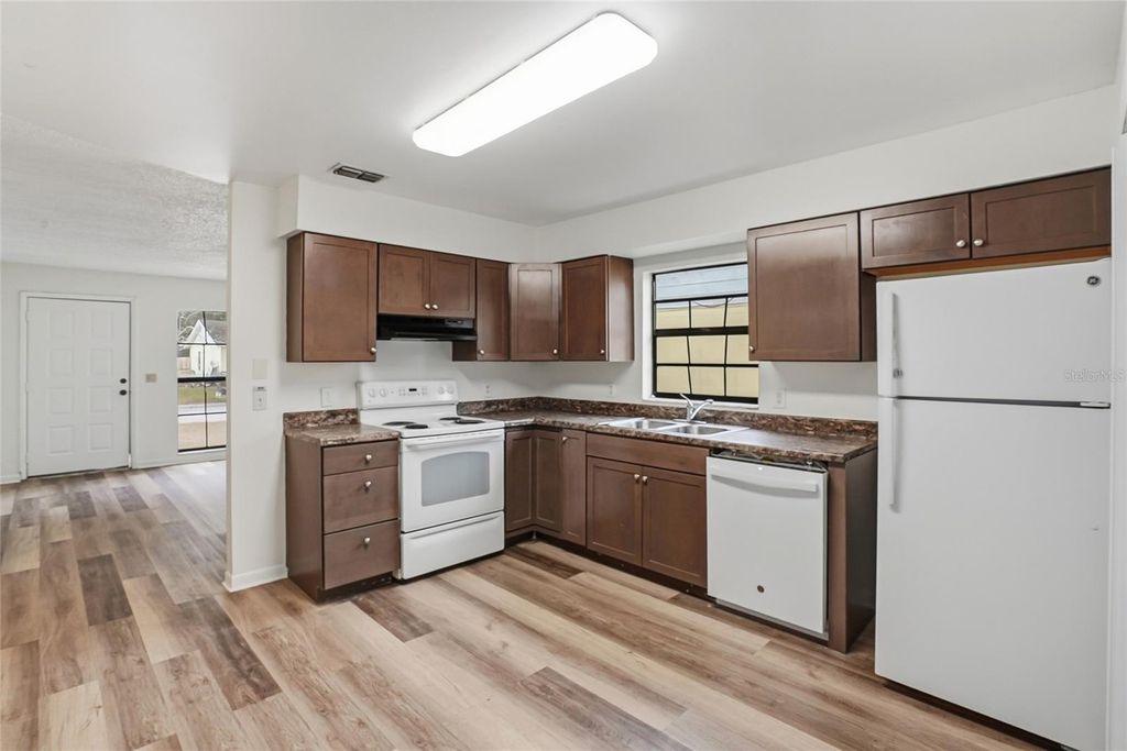 Image 8 of property listing at 729/731 SUNBRIGHT DRIVE, Seffner, FL 33584