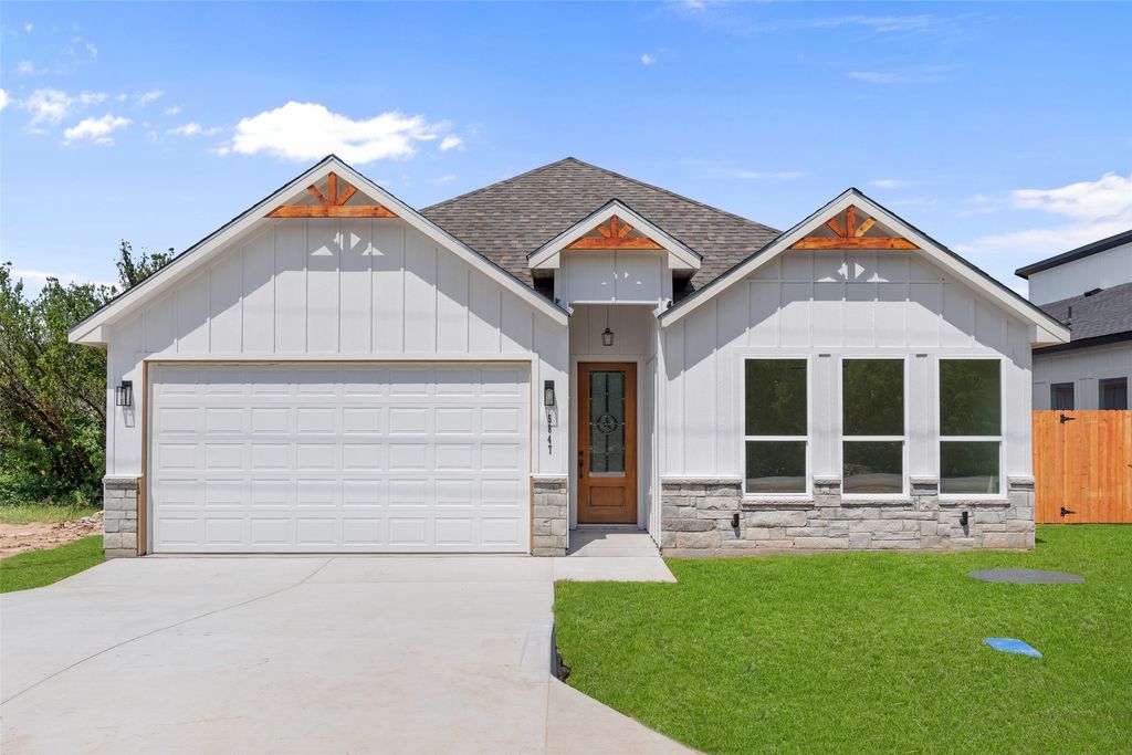 5847 Black Pine Circle, Granbury, TX 76048
