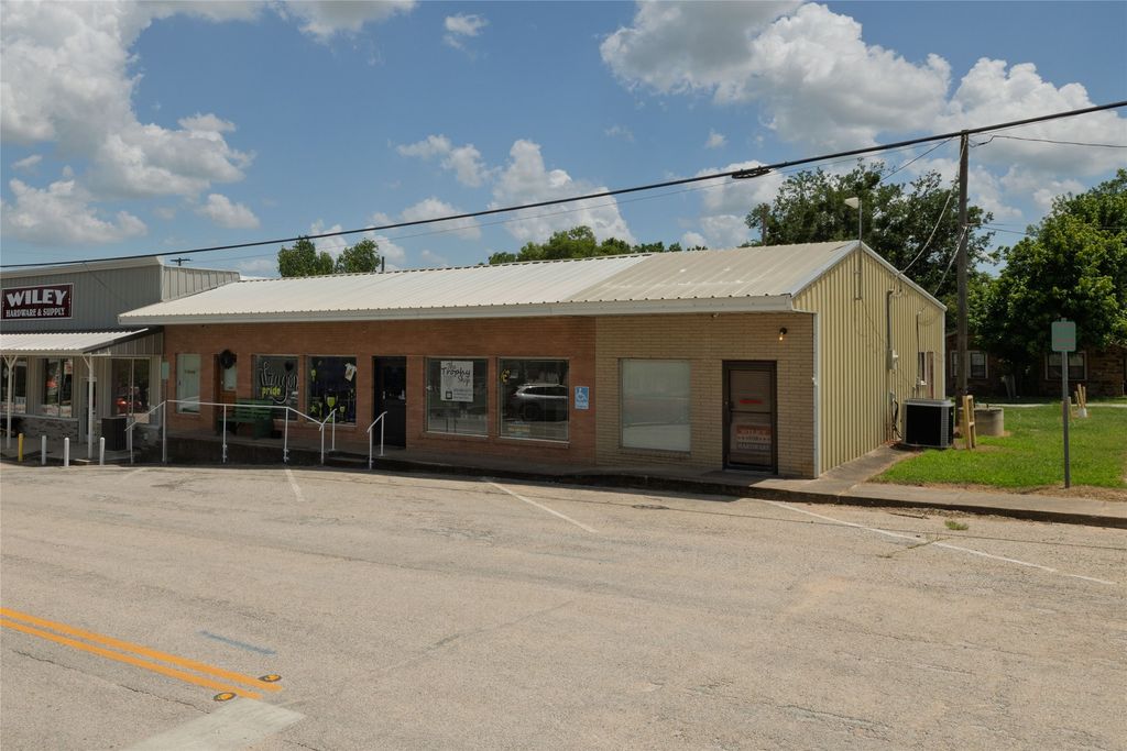 113 W Decatur Street, Chico, TX 76431