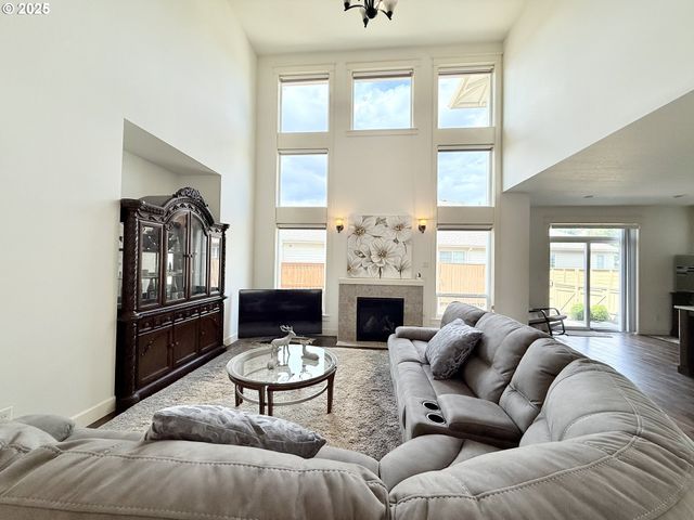 13526 Se ELLEN Dr, Clackamas, OR 97015