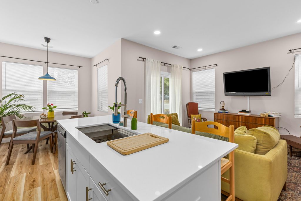 Image 10 of property listing at 5760 Pilgrim Avenue, Hanahan, SC 29410