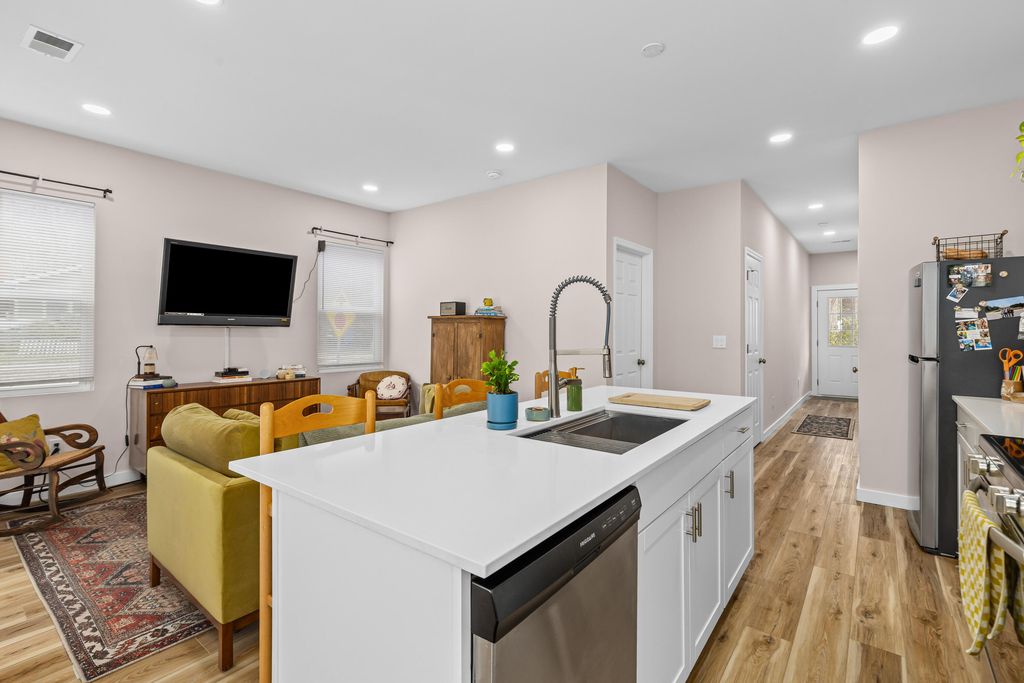 Image 11 of property listing at 5760 Pilgrim Avenue, Hanahan, SC 29410