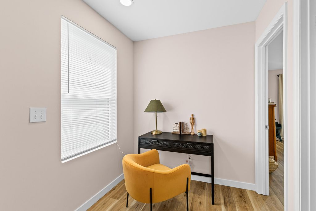 Image 17 of property listing at 5760 Pilgrim Avenue, Hanahan, SC 29410