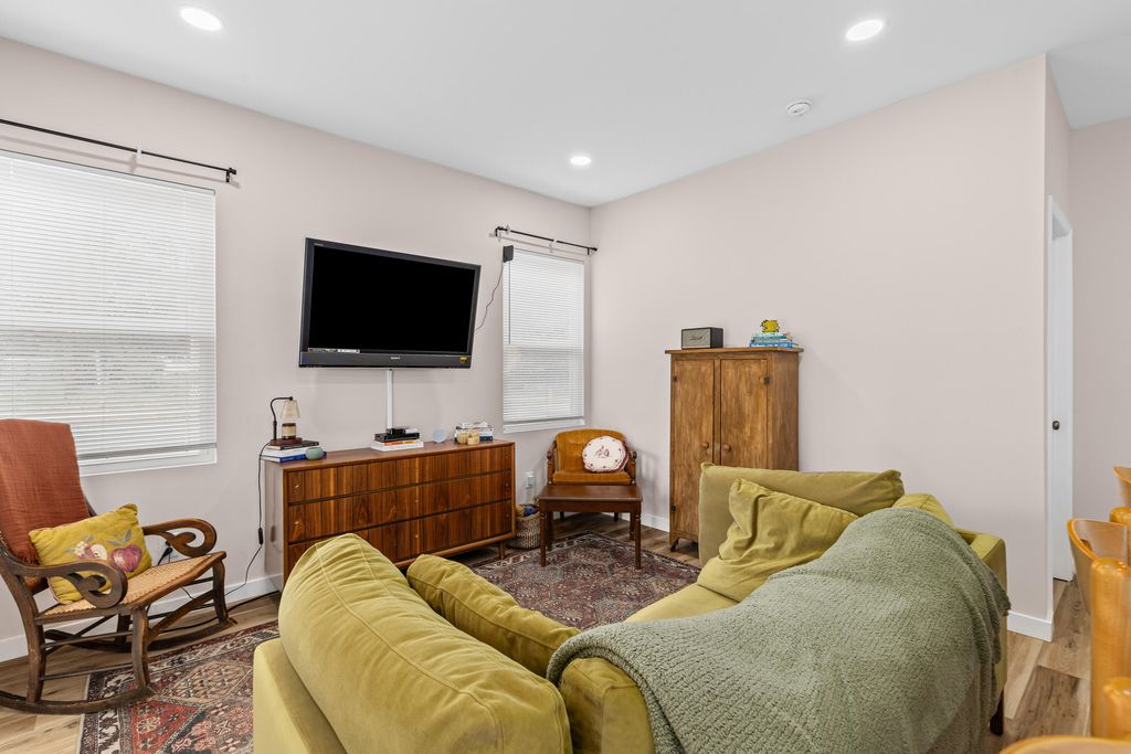 Image 7 of property listing at 5760 Pilgrim Avenue, Hanahan, SC 29410