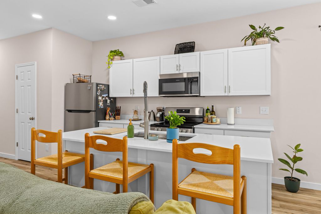 Image 8 of property listing at 5760 Pilgrim Avenue, Hanahan, SC 29410