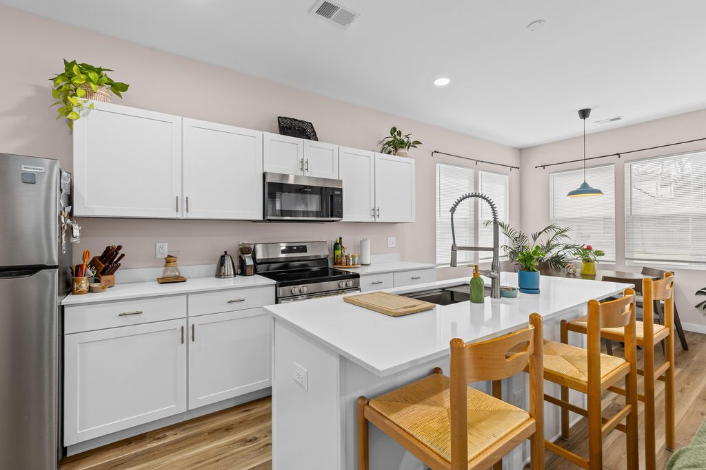 Image 9 of property listing at 5760 Pilgrim Avenue, Hanahan, SC 29410