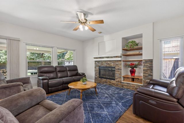 1064 Caragh St, Roseville, CA 95747