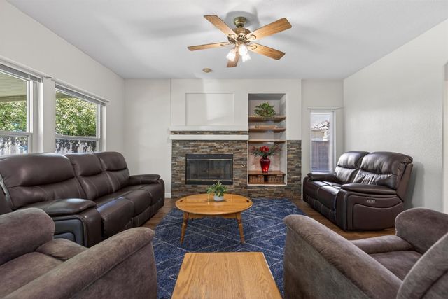1064 Caragh St, Roseville, CA 95747