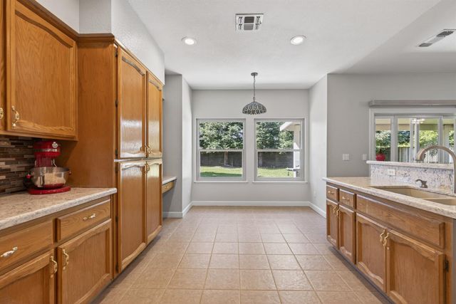 1064 Caragh St, Roseville, CA 95747