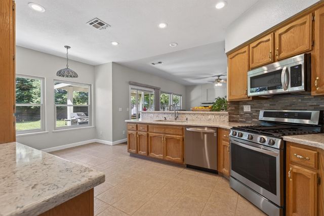 1064 Caragh St, Roseville, CA 95747