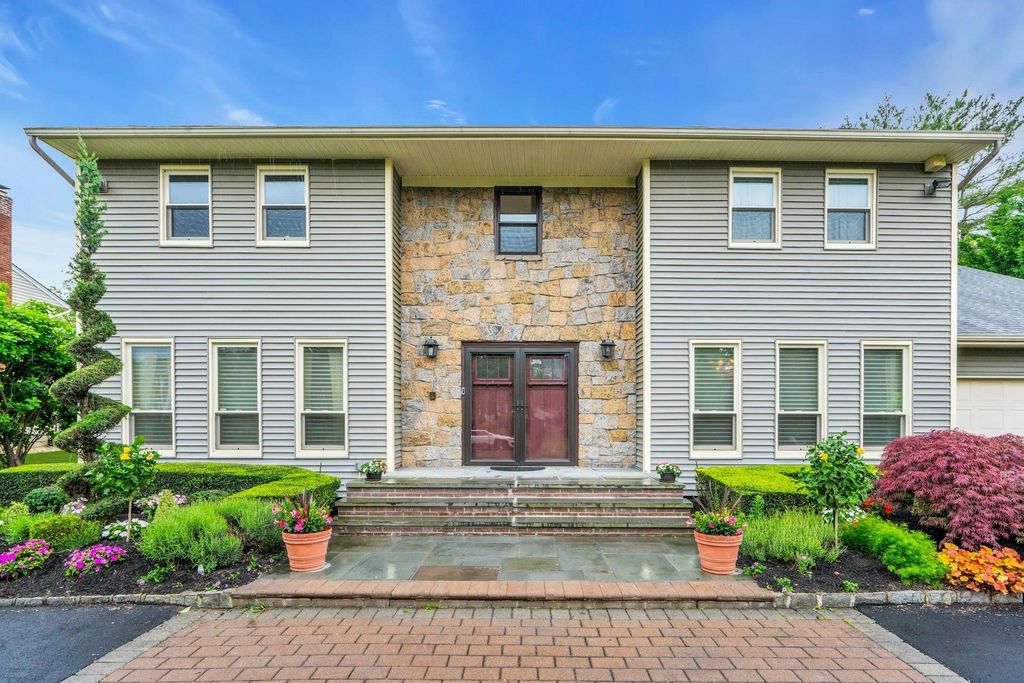 8 Victor Lane, Woodbury, NY 11797