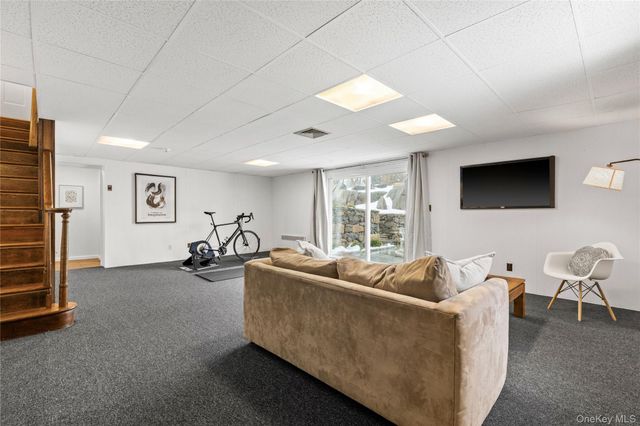 17 Leatherstocking Lane, Mamaroneck, NY 10543