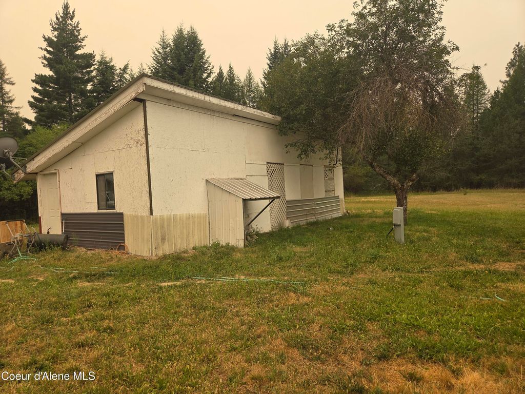 917 Mountain Meadows RD, Naples, ID 83847 photo 2