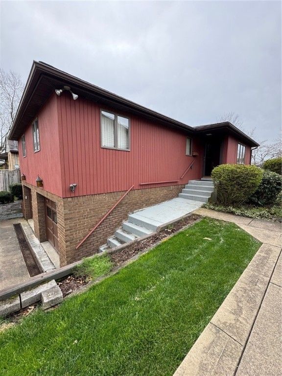 2002 Michael Drive, Irwin, PA 15642