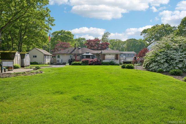 148 Oak Avenue, Shirley, NY 11967