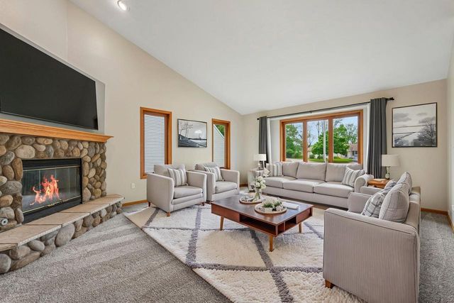 2423 Judith LANE, Waukesha, WI 53188