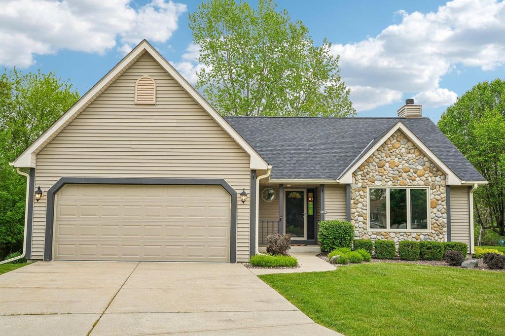 2423 Judith LANE, Waukesha, WI 53188